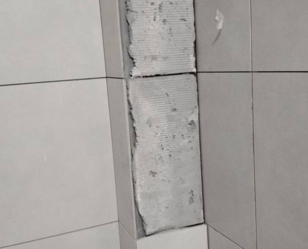 钦南瓷砖空鼓维修公司分享下瓷砖施工前基层浇水润湿程度不足，可能导致以下问题
